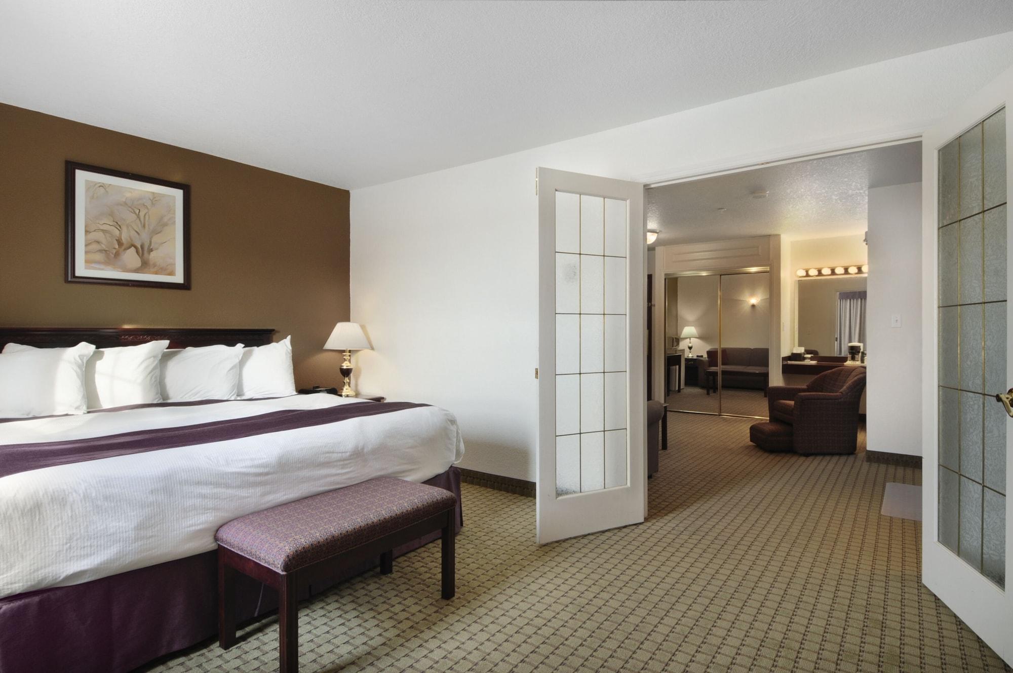 Ramada By Wyndham Red Deer Hotel & Suites Ngoại thất bức ảnh