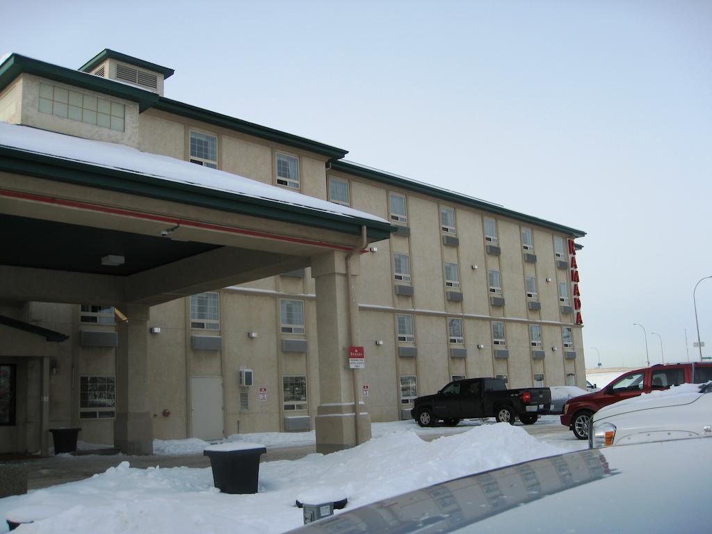 Ramada By Wyndham Red Deer Hotel & Suites Ngoại thất bức ảnh